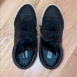 Like new black Steve Madden high top sneakers
